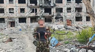 Волонтеры передали эвакуационные тележки для военных медиков