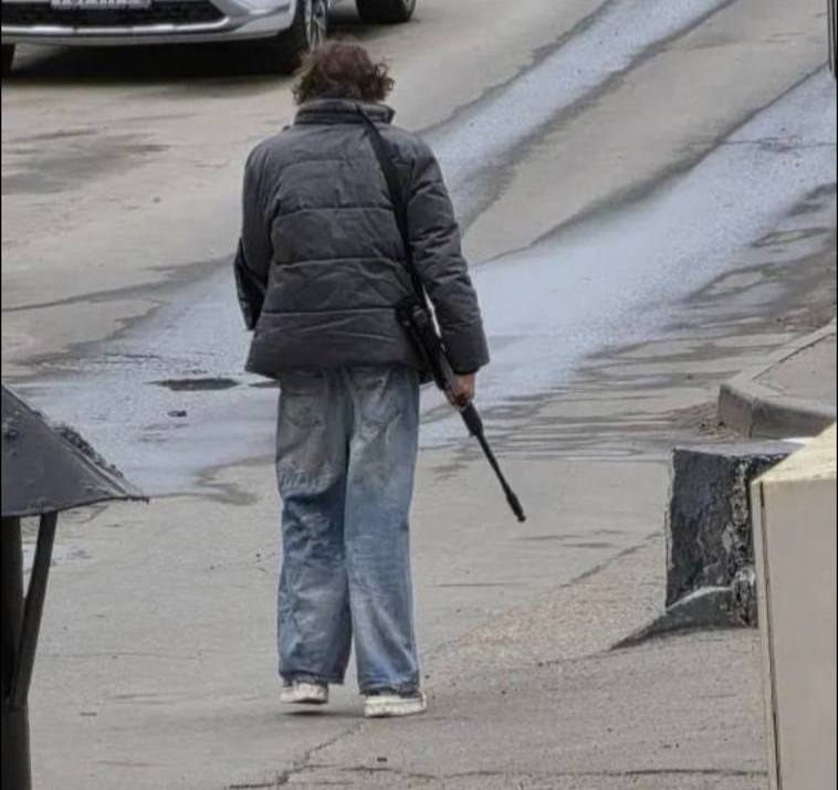 В Москве у школы заметили парня с предметом, похожим на винтовку