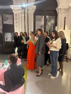 Галина Юдашкина показывает дефицитной гостье объект строительства