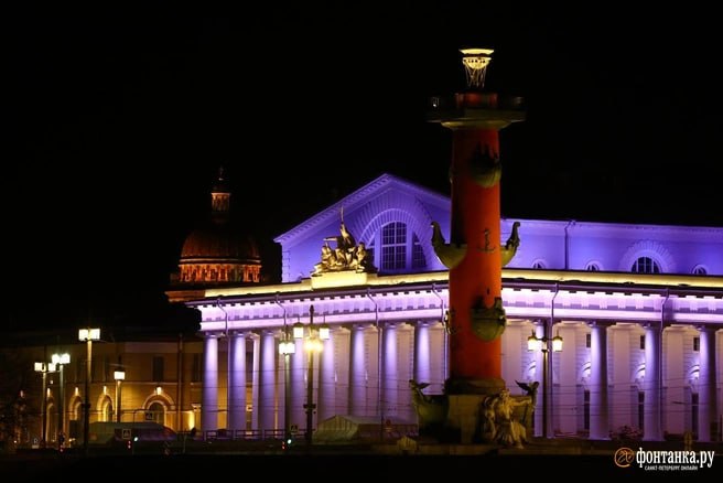 Здание Биржи в Петербурге удивило горожан необычной подсветкой