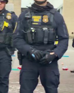 Протестующие в Портленде начали оставлять секс-игрушки на местах проведения митингов