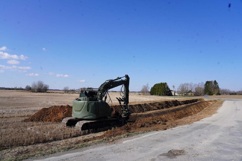 Эстонская армия начала копать ров на частных землях вдоль границы для защиты от России
