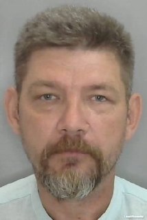 Подозреваемый в убийстве полицейского в Оренбуржье может быть вооружен и передвигаться на грузовике