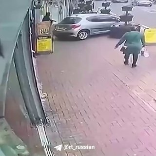 В Бирмингеме грабители на машине протаранили ломбард и вынесли золото