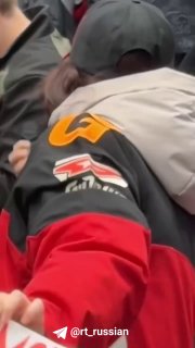 Болельщики «Авангарда» поддержали мальчика, у которого отобрали шайбу на матче в Омске