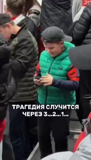 Конфликт на трибуне: девочка отобрала шайбу у мальчика на матче «Авангарда»