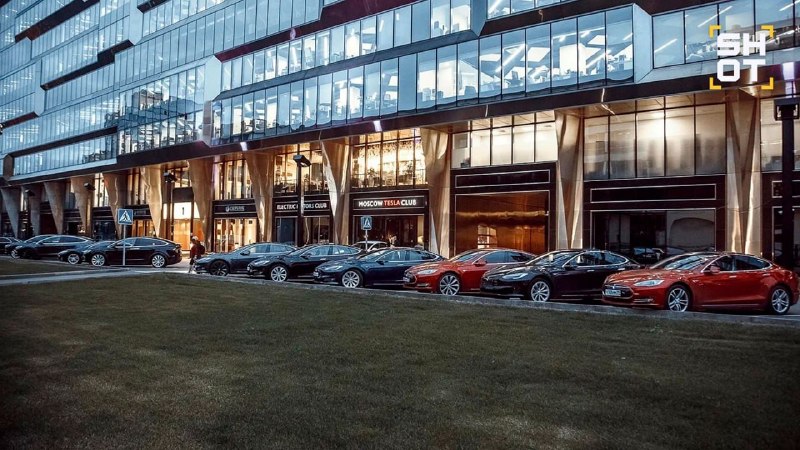 Поставщик Tesla в России закрыл офис и заблокировал счета, оставив клиентов без машин