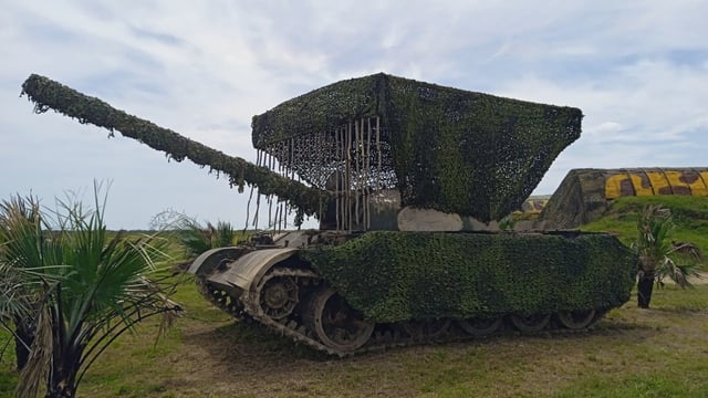 Кубинский Т-55 с самодельной защитой от дронов