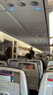 Российского бойца UFC выгнали из самолета в США за использование телефона