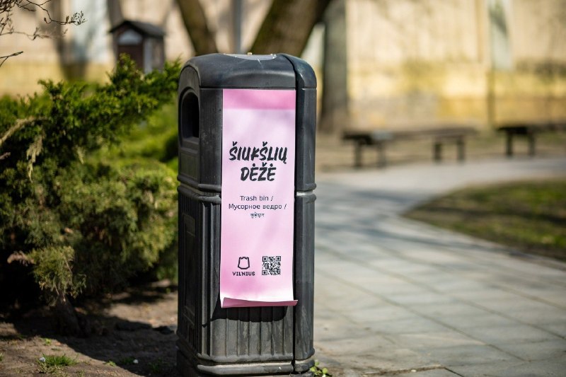 В Литве начали подписывать деревья и мусорки на литовском языке