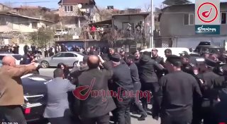 В Ереване полиция задержала 5 человек во время потасовки у здания суда