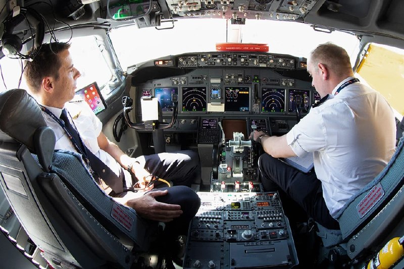 Пилот самолета с 87 пассажирами потерял сознание в небе над Европой