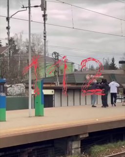 Вооруженные гопники напали на подростков в электричке в Подмосковье