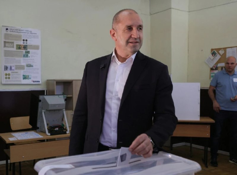 На выборах в Болгарии лидирует коалиция евроскептика Румена Радева