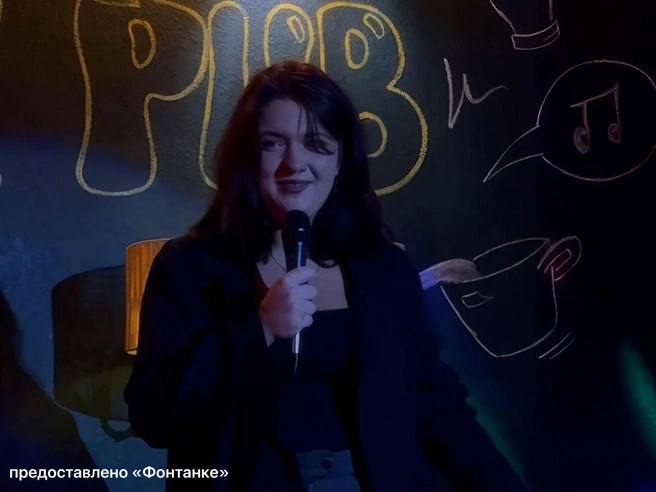 Учительница физики выступает со стендапом в Петербурге