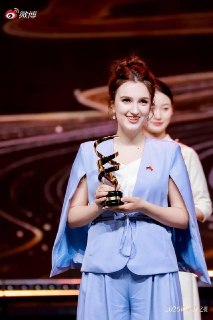 Корреспондент RT Алина Салионова получила премию китайской соцсети Weibo