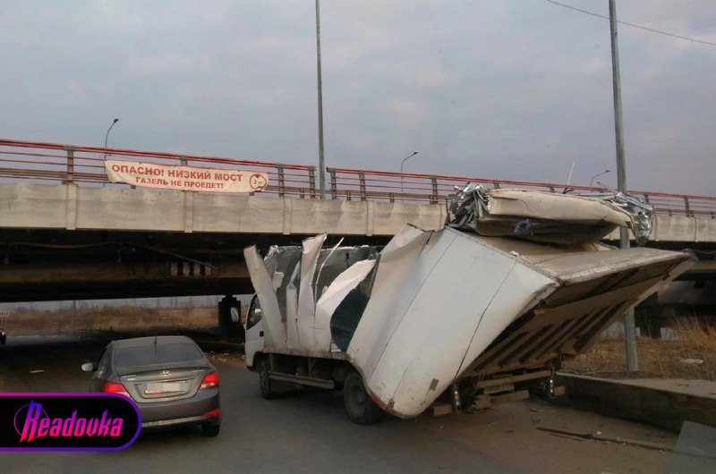 Петербуржцев спасают от легендарного «моста глупости»