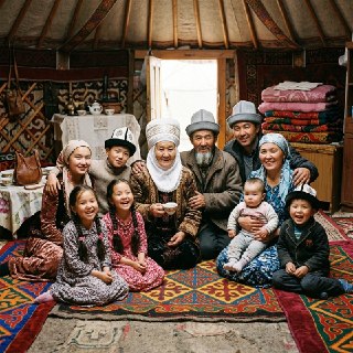 Киргизия требует от России оплачивать ОМС семьям мигрантов: иск в ЕАЭС и критика властей