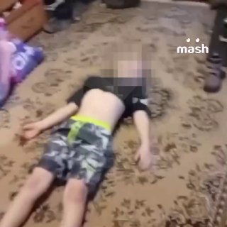 Отец года: многодетный батя учил сына принимать нож на пресс