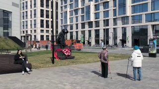 В Москве у стадиона «Динамо» установили памятник Юрию Никулину в образе болельщика