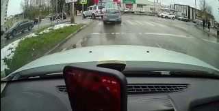 В Рязани водитель ударил пенсионера по лицу после попытки наезда на переходе