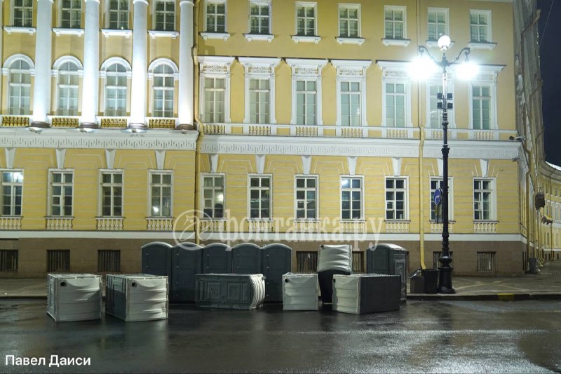 Биотуалеты на Дворцовой площади тоже победил ветер