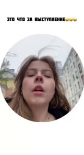 В Москве девушка воспроизвела легендарный мем, увидев наружную рекламу