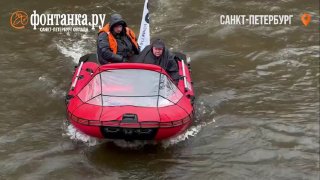 Парад резиновых лодок прошел по рекам и каналам Петербурга – дождю назло