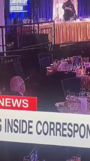 В соцсетях обсуждают поведение участников приема во время инцидента с Трампом