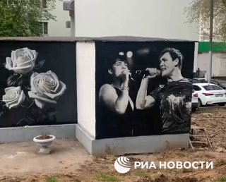 В Москве на доме, где жил Шатунов, появились плакаты с его изображением