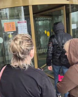 В московском фитнес-клубе несколько человек отравились в бассейне