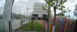 В Румынии фонарный столб обрушился на женщину с ребёнком