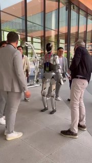 FAW Group представила гуманоидного робота на Пекинском автосалоне 2026