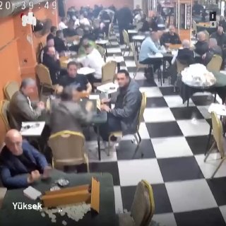 Жители Стамбула приняли шум громкой музыки в машине за начало землетрясения