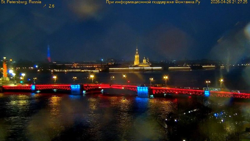 В Петербурге мосты и башни окрасили в цвета символики ликвидаторов Чернобыльской аварии