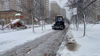 В Подмосковье расчищают улицы от весеннего снегопада