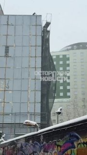 Из-за непогоды строительные леса опасно накренились у здания МГТС возле станции метро «Менделеевская»
