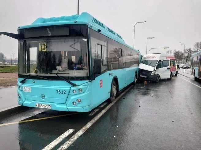 На Пулковском шоссе в Санкт-Петербурге ГАЗ врезался в два автобуса