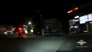 Пьяный водитель без прав протащил полицейского по дороге 300 метров в Горно-Алтайске