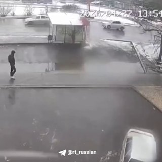 В Александрове сильный ветер снес автобусную остановку