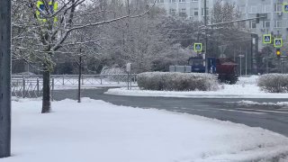 В Мытищах коммунальщики расчищают улицы от снега