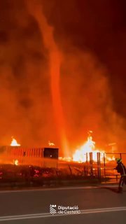 В испанской Валенсии засняли огненный смерч во время пожара