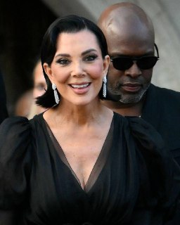 Папарацци засняли Крис Дженнер после неудачной подтяжки лица за $100 тысяч