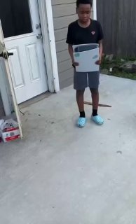 Мать заставила сына разбить PS5 в ответ на его агрессию из-за проигрыша в игре