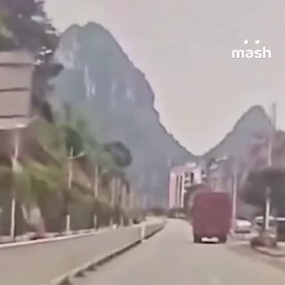 В китайском городе Хэчи валун снёс грузовик во время камнепада