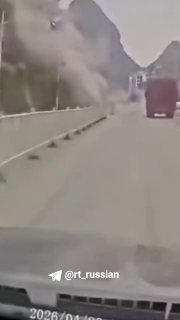 В Китае часть скалы рухнула на дорогу, есть пострадавшие