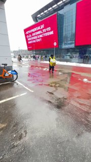 На медиафасаде ТЦ «Авеню» в Москве обыгрывают мемы о новой функции Яндекса