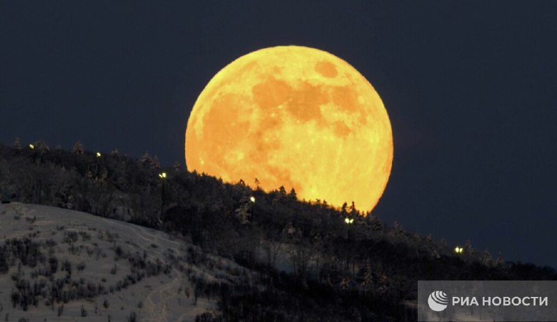 В мае на небе над Россией можно будет увидеть «Цветочное» и «голубую» луну