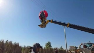 В Израиле парашютист застрял на линиях электропередач