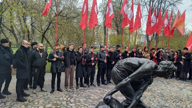 Нацболы Москвы отметили Первое мая возложением цветов к памятнику «Булыжник орудие пролетариата»